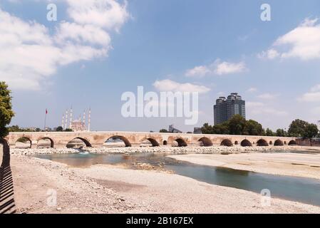 Adana, Turquie - 25 juin 2019: La Mosquée centrale Adana Seyhan près de la rivière Seyhan avec pont historique en pierre la rivière Seyhan était sèche à ce moment. Banque D'Images