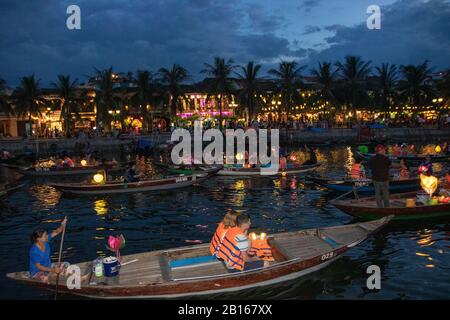 À Hoi An - Vietnam - Le août 2019 - illuminer les lanternes sur la rivière Thu bon à Hoi An, Vietnam Banque D'Images