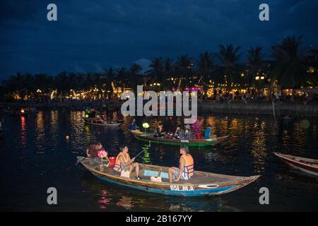 À Hoi An - Vietnam - Le août 2019 - illuminer les lanternes sur la rivière Thu bon à Hoi An, Vietnam Banque D'Images