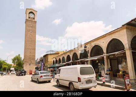 Adana, Turquie - 27 juin 2019: Rues de la vieille Adana Turquie avec tour historique de l'horloge Banque D'Images