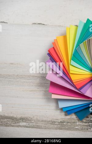 Pile colorée d'échantillons de nuances de test pour la peinture ou le tissu dans des couleurs arc-en-ciel de spectre avec espace vide vide vide vide pour le texte ou la copie. Banque D'Images