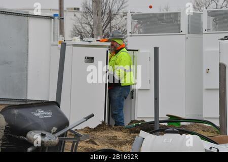 Emporia, Kansas, États-Unis, 22 février 2020 les entrepreneurs en électricité travaillent à l'installation du câblage sur 6 nouvelles stations de suralimentation Tesla situées sur la place commerçante Emporia West. Crédit: Mark Reinstein / Mediapunch Banque D'Images