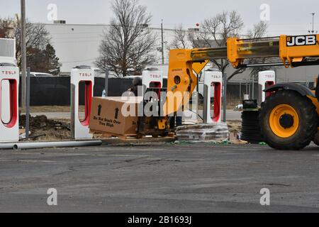 Emporia, Kansas, États-Unis, 22 février 2020 les entrepreneurs en électricité travaillent à l'installation du câblage sur 6 nouvelles stations de suralimentation Tesla situées sur la place commerçante Emporia West. Crédit: Mark Reinstein / Mediapunch Banque D'Images