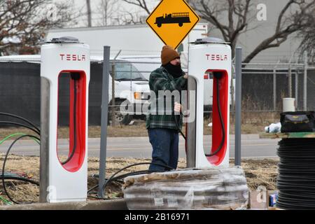 Emporia, Kansas, États-Unis, 22 février 2020 les entrepreneurs en électricité travaillent à l'installation du câblage sur 6 nouvelles stations de suralimentation Tesla situées sur la place commerçante Emporia West. Crédit: Mark Reinstein / Mediapunch Banque D'Images