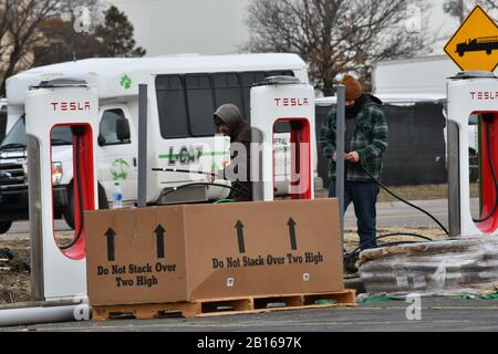 Emporia, Kansas, États-Unis, 22 février 2020 les entrepreneurs en électricité travaillent à l'installation du câblage sur 6 nouvelles stations de suralimentation Tesla situées sur la place commerçante Emporia West. Crédit: Mark Reinstein / Mediapunch Banque D'Images