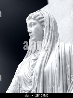 statue de marbre d'une belle jeune femme avec un fond gris Banque D'Images