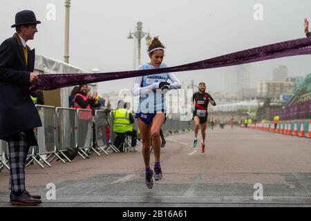 Brighton, Royaume-Uni. 23 Février 2020. Des milliers de coureurs ont rejoint le 30ème Semi-marathon de Brighton à partir de Madeira Drive à 9:30, couvrant un parcours de 13,1 miles à travers la ville et de nombreux de ses monuments. Les courses en fauteuil roulant ont également rejoint une course antérieure. L'événement s'est terminé avec le prix de cerymony aux gagnants tard dans la matinée. L'événement a apporté à la ville une atmosphère festive avec plusieurs routes fermées à la suite de l'événement. La balise Sussex, qui soutient les personnes vivant avec le VIH, organise la course depuis 1990 (Credit image: © Matt Duckett/IMAGESLIVE via Banque D'Images