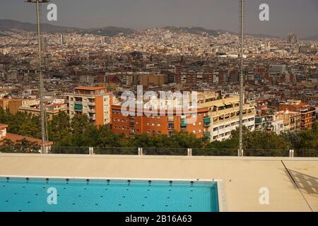 Piscine extérieure vide avec Barcelone en arrière-plan Banque D'Images