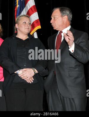 Arlington, va - 13 avril 2009 -- le maire de New York, Michael Bloomberg, à droite, partage quelques réflexions avec Tatyana Timochenko, mère de slain NYPD Officier Russel Timochenko, à gauche, comme il apparaît lors d'une conférence de presse à Arlington, Virginia sponsorisée par les Américains Unis pour la sécurité Des Rues pour introduire une annonce télévisée appelant l'ancien procureur général de l'État de Virginie Bob McDonnell, candidat républicain au gouverneur de Virginie, Reconsidérer son opposition à la fermeture du canon montre une faille qui permet aux criminels d'acheter des armes sans subir de contrôles de fond le lundi 13 avril 2009..crédit: Banque D'Images