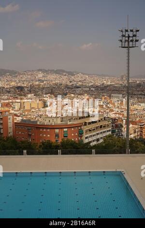 Piscine extérieure vide avec Barcelone en arrière-plan Banque D'Images