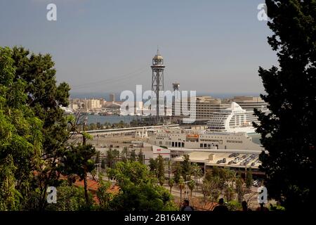 Vue sur Port Vell et la tour du tramway Barcelone depuis le haut à travers les arbres Banque D'Images