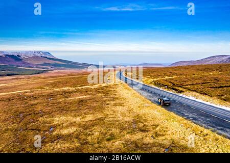 Antenne de la route R251 près du mont Errigal, la plus haute montagne de Donegal - Irlande. Banque D'Images