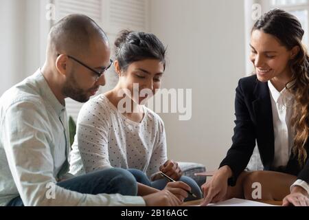 La réunion du realtor et des clients a réussi à signer un contrat de location de couple Banque D'Images