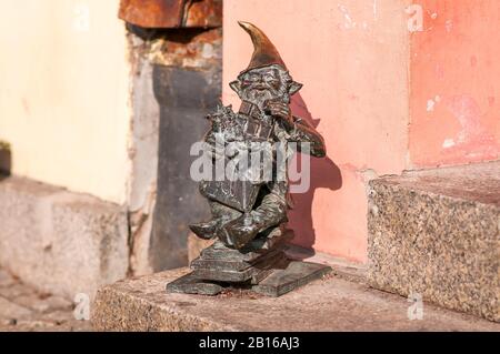 Wroclaw, Pologne, Février 2020. 'Przybij Piatke' Dwarf, gnome, célèbres petites statues à Wroclaw, plus de 350 ensemble. Chocolat Banque D'Images