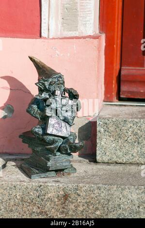Wroclaw, Pologne, Février 2020. 'Przybij Piatke' Dwarf, gnome, célèbres petites statues à Wroclaw, plus de 350 ensemble. Chocolat Banque D'Images
