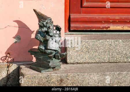 Wroclaw, Pologne, Février 2020. 'Przybij Piatke' Dwarf, gnome, célèbres petites statues à Wroclaw, plus de 350 ensemble. Chocolat Banque D'Images