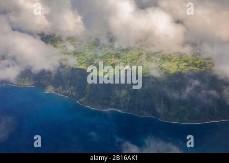 Vue aérienne sur les falaises de l'île de Terceira, Terceira, Açores, Portugal, péninsule ibérique, Europe occidentale Banque D'Images