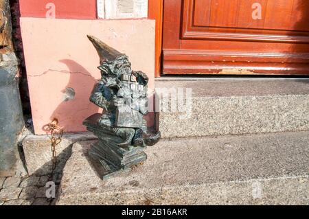 Wroclaw, Pologne, Février 2020. 'Przybij Piatke' Dwarf, gnome, célèbres petites statues à Wroclaw, plus de 350 ensemble. Chocolat Banque D'Images