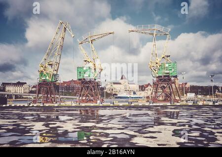 Grues portuaires sur l'île de Szczecin Lasztowia, coloration appliquée, Pologne. Banque D'Images