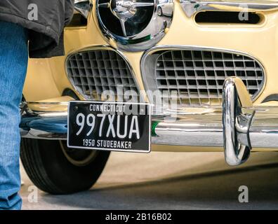 22 février 2020 - Londres, Royaume-Uni. Gros plan sur une voiture classique Studebaker 1950 avec plaque d'immatriculation américaine. Banque D'Images