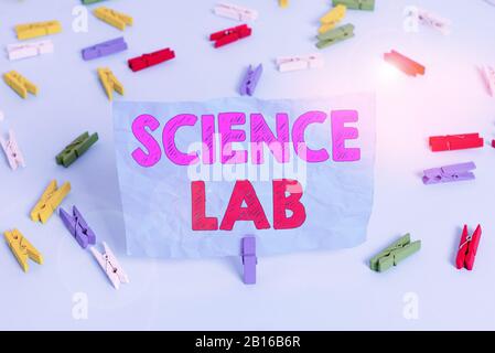 Rédaction de texte Science Lab. Photo d'affaires présentant un site spécial où des expériences sont faites et avec des papiers De clothspin De Couleur d'équipement empt Banque D'Images