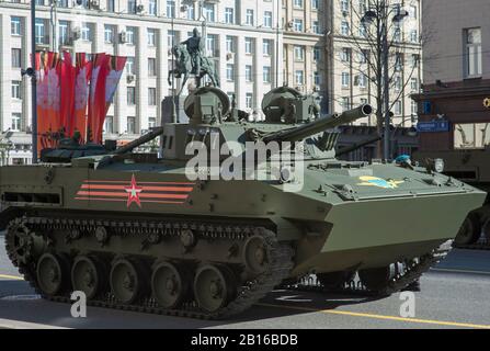 Moscou, Russie - Mai 07, 2017 véhicule de combat aéroporté BMD-4 pendant la répétition du défilé militaire pour la fête de la victoire sur la rue Tverskaya à Moscou. Banque D'Images