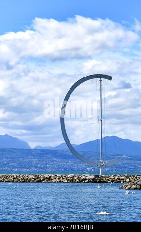 Entrée au port Ouchi avec les beaux cygnes, la taupe de pierre, le grand symbole et le ciel bleu de printemps sur l'arrière-plan. Lausanne Suisse Banque D'Images