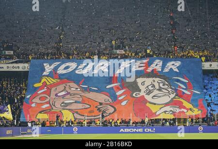 23 février 2020: Les fans de Fenerbahce pendant Fenerbahçe contre Galatasaray sur le SaracoÄŸlu stade Åžükrdrus<unk>, Istanbul, Turquie. Kim Price/CSM Banque D'Images