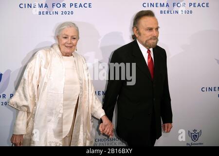 23 février 2020, Berlin: 70ème Berlinale, le Cinéma pour la paix Gala: L'actrice Vanessa Redgrave et son époux acteur Franco Nero . Le Festival International du Film a lieu du 20.02 au 01.03.2020. Photo: Britta Pedersen/dpa-zentralbild/dpa Banque D'Images