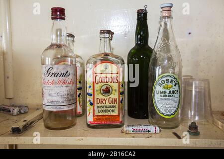 Vieilles bouteilles de boissons à la Station W, une ancienne station de recherche scientifique britannique sur l'île Detaille, Graham Land, Antarctique. Banque D'Images