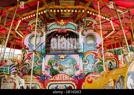 Basingstoke, Royaume-Uni - 1er septembre 2019 : orgue victorien Gavioli sur le parcours historique des gallopes à vapeur à la foire à vapeur de carter dans le War Memorial Park, B Banque D'Images