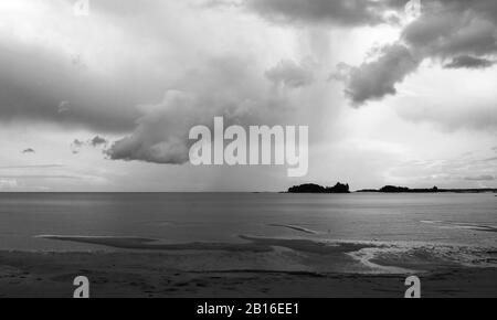 Moody SKY au-dessus du lac Vanern, Suède. Banque D'Images