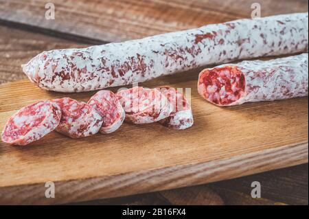 Fuet - saucisse catalane sèche sur la planche en bois Banque D'Images