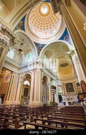 Chiesa Madre San Giorgio Domed Intérieur De L'Église, Locorotondo, Pouilles, Italie Banque D'Images