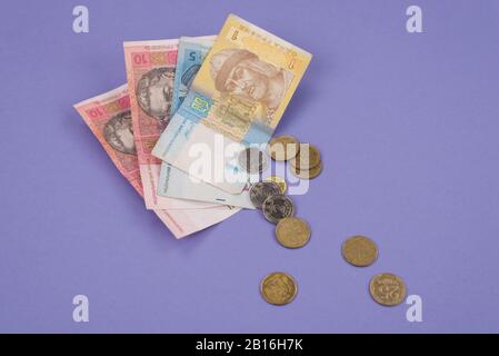 Gros plan photo de petit argent ukrainien avec des pièces de métal isolé fond violet Banque D'Images