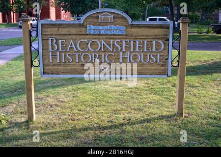 Charlottetown, Île-du-Prince-Édouard, Canada : signe à l'entrée de la Maison Beaconsfield, construite en 1877 comme résidence d'un riche constructeur de navires. Banque D'Images