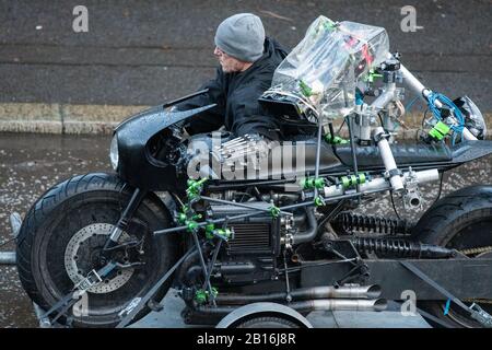 Glasgow, Écosse, Royaume-Uni. 23 février 2020. Une partie de la combinaison repérée lors du tournage d'une séquence qui s'est concentrée sur les batmans (stuntman) ont quitté le bras aujourd'hui à Glasgow. Le cascadeur a voyagé le long de la moto sur une remorque avec la caméra apparemment se concentrant sur son bras et peut-être miroir comme une femelle pilote (femme catchiste?) se déplace dans la direction opposée crédit: Kay Roxby/Alay Live News Banque D'Images