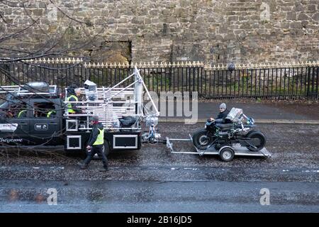 Glasgow, Écosse, Royaume-Uni. 23 février 2020. Une partie de la combinaison repérée lors du tournage d'une séquence qui s'est concentrée sur les batmans (stuntman) ont quitté le bras aujourd'hui à Glasgow. Le cascadeur a voyagé le long de la moto sur une remorque avec la caméra apparemment se concentrant sur son bras et peut-être miroir comme une femelle pilote (femme catchiste?) se déplace dans la direction opposée crédit: Kay Roxby/Alay Live News Banque D'Images