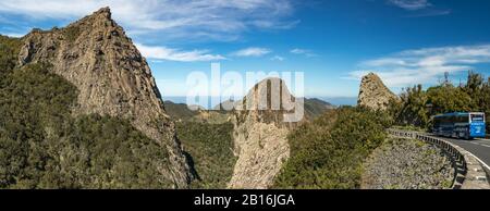 Vue panoramique sur les rochers - Los Roques sur l'île de la Gomera. Un bouchon volcanique, également appelé cou volcanique ou cou de lave, est un objet volcanique créé quand Banque D'Images