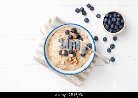 Flocons D'Avoine Avec Bleuets, Amandes Dans Le Bol. Vue Du Dessus Espace De Copie Pour Le Texte. Saine Alimentation, Mode De Vie Sain, Manger Bon Concept Alimentaire Banque D'Images