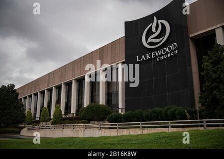 Houston, Texas - 11 février 2020: L'extérieur de l'église Lakewood Mega Church de Joel Osteen avec des nuages de tempête Banque D'Images