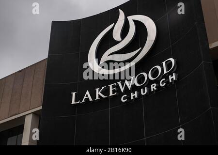 Houston, Texas - 11 février 2020: Le logo Lakewood Mega Church de Joel Osteen avec nuages de tempête Banque D'Images