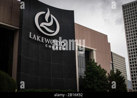Houston, Texas - 11 février 2020: Édifice Lakewood Mega Church de Joel Osteen avec logo Banque D'Images
