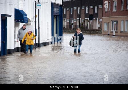 Les résidents qui traversent l'eau à Longden Coleham pendant les inondations de River Severn à Shrewsbury, dans le Shropshire, en Angleterre. Février 2020 Banque D'Images
