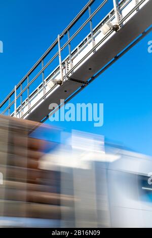 le camion traverse la route par la porte à péage, les frais de péage, les mouvements flous dans l'image Banque D'Images