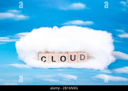 nuage de mots en blocs de bois, ciel avec nuages comme arrière-plan Banque D'Images