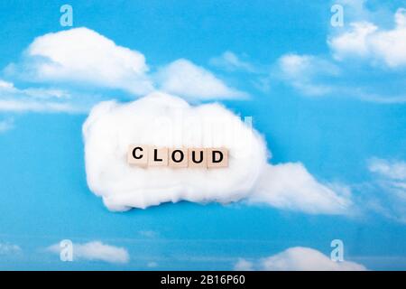 nuage de mots en blocs de bois, ciel avec nuages comme arrière-plan Banque D'Images