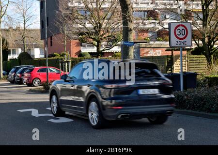 Voiture entrant dans une zone de 30 km/h à Meerbusch Lank, NRW, Allemagne. Banque D'Images