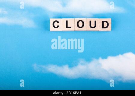 nuage de mots en blocs de bois, ciel avec nuages comme arrière-plan Banque D'Images