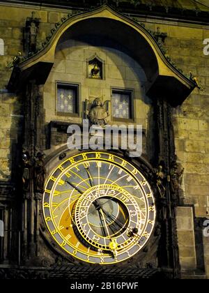 Photo détaillée de l'horloge astronomique à la tour de la vieille mairie, sur la place de la Vieille Ville, Prague, République tchèque. Banque D'Images